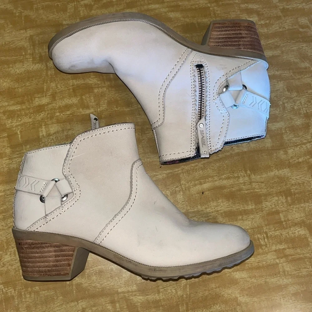 Teva cream leather Foxy booties size 6.5 low heel / preowned